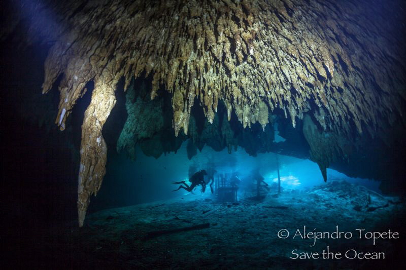 Going out in Dream Gates, Playa del Carmen México by Alejandro Topete 