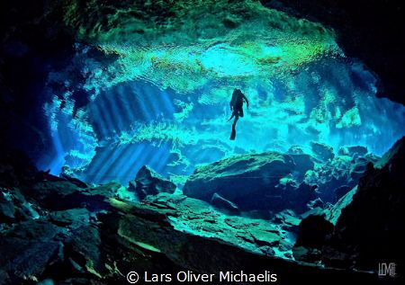 cathedral kukulkan-cenote by Lars Oliver Michaelis 