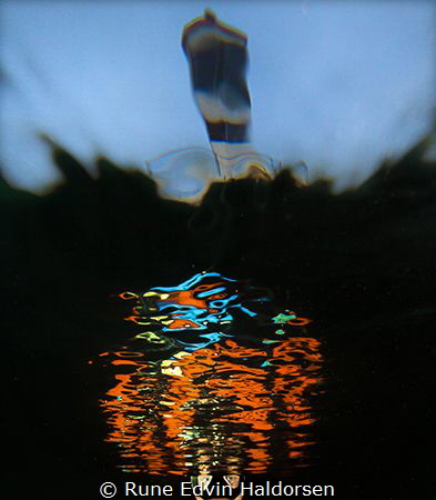 A diver is approaching the surface at the Ildjernsflu lig... by Rune Edvin Haldorsen 