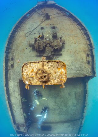 Divers exploring the Fang Ming Wreck by Nick Polanszky 