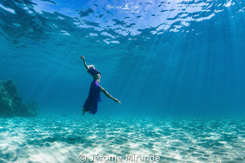 Dancing in the sea by Jérome Mirande 