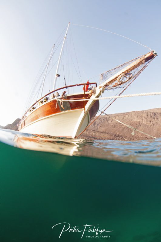 Liveaboard Elegante by Pieter Firlefyn 