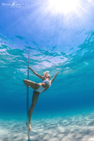 Pole dance by Jérome Mirande 