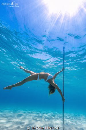 pole dance by Jérome Mirande 