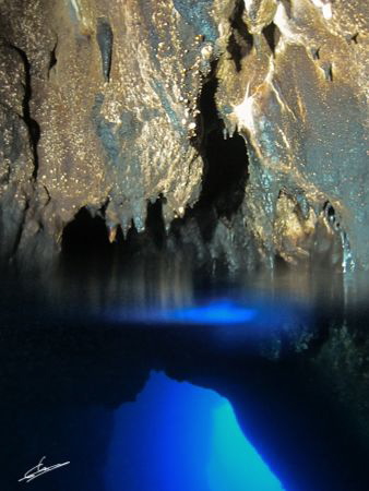 Diving in Catedrale cave - Palinuro - Italy. ISO 800, f/2... by Pablo Gutierrez 