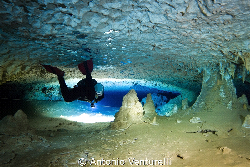 Diver with cave formations_Mexico-2021
(Canon14mm,t1/50,... by Antonio Venturelli 