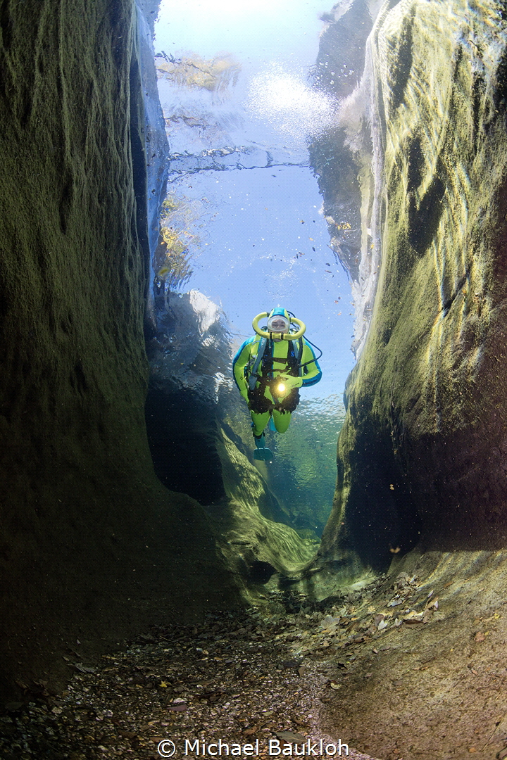 Driftdiving in a river by Michael Baukloh 