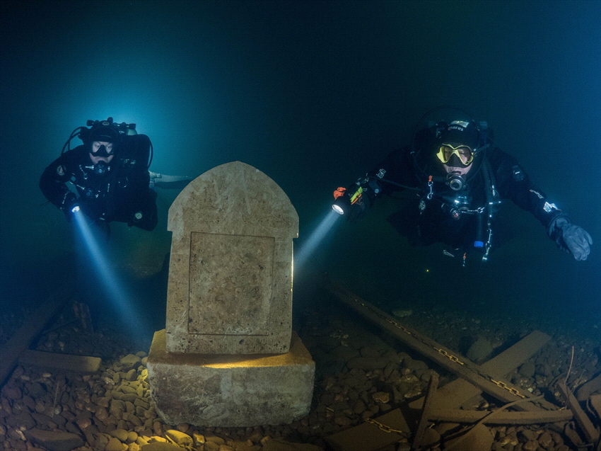 This divesite is not a lake, but a tank filled with water... by Brenda De Vries 