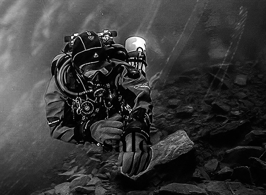 Black and White image of a diver in a german lake by Andy Kutsch 