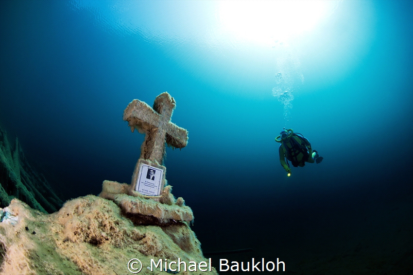 Famous memorial in lake Samarangersee by Michael Baukloh 