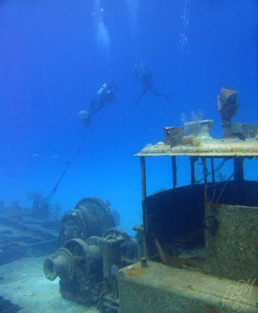 Divers ascend the stern line of the "Doc Polson" wreck, G... by Brian Mayes 