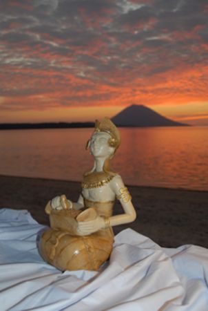Sunset in Manado with surprise. Nikon D200, 24.85 zoom, t... by Marchione Giacomo 