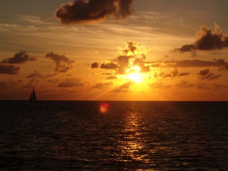 uh.. this pic is in Ambergris Caye at the north-east of B... by Luis Bolaños 
