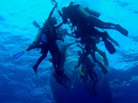 divers on the safety line by Gabriel Guerra 