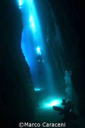 THE UNDERWATER PHOTOGRAPHER
Nikon D100 and 16mm by Marco Caraceni 