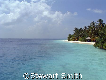 Paradise....the island of vilamendhoo by Stewart Smith 