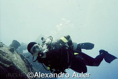 Diver at taurus wreck. Recife´s sea coast at Brazil. Niko... by Alexandro Auler 