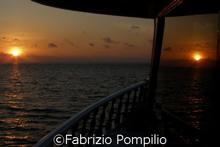 doppio tramonto. 
tramonto ad ari. olympus  sp 350 by Fabrizio Pompilio 