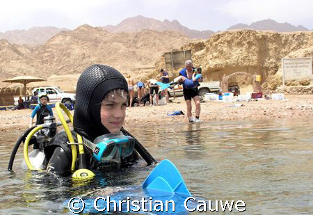 come on dady, lets go diving..my son Victor, 10, @ the ca... by Christian Cauwe 