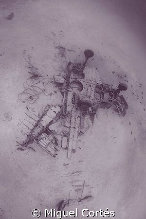 B&W wreck of a plane crashed at 33 metres deep. by Miguel Cortés 
