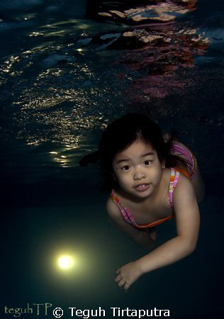 My 3.5 years lil daughter learning how to dive...captured... by Teguh Tirtaputra 