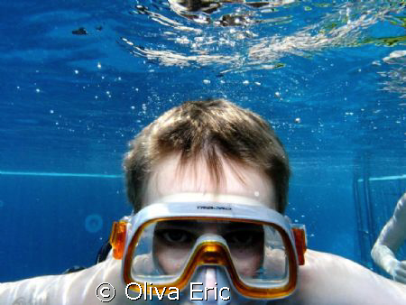 Dans la piscine. In the swiming pool by Oliva Eric 