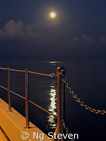 The setting moon before the break of dawn. Canon G5 by Ng Steven 
