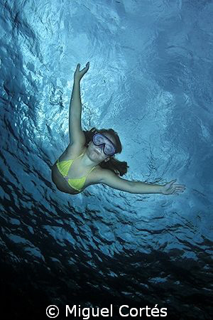 Child enjoying in the water. by Miguel Cortés 