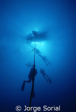 Divers during deco. by Jorge Sorial 