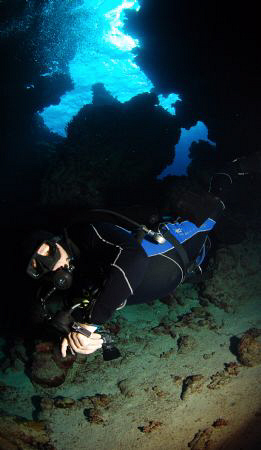 Little cave in egypt, 10.5mm Nikon D80 by Andy Kutsch 