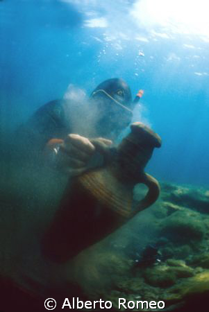 Finding an ancien arab anphora in a wreck of XI century. ... by Alberto Romeo 