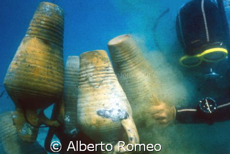 Recovery more anciens anphoras by an arab wreck of XI cen... by Alberto Romeo 