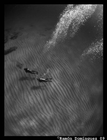 Just two divers... by Ramón Domínguez 