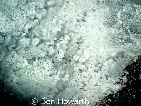 waves crashing against the shores of hawaii by Ben Howarth 