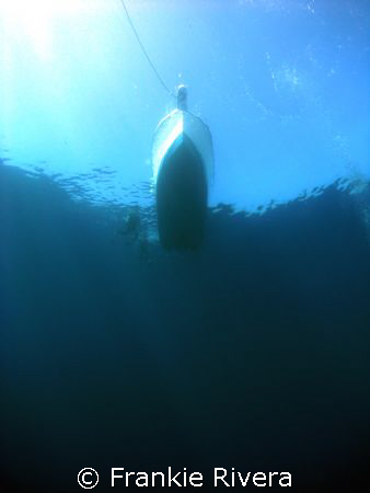 Dive Boat at surface, I was at 65 feet when I tooked this... by Frankie Rivera 