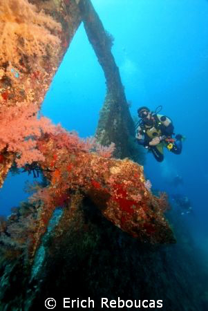 The broken propeller of the 130 year old Dunraven. Ship l... by Erich Reboucas 