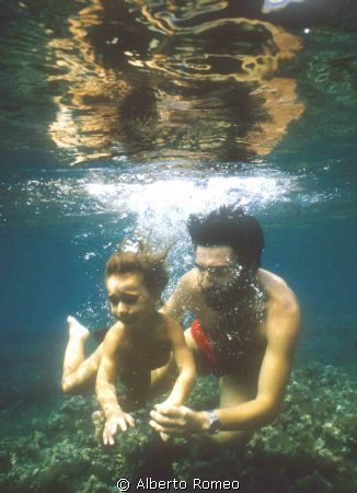 Teaching skindive to my baby.
Nikonos 15 mm natural light by Alberto Romeo 