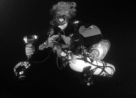 Diver at Misi/Borans Wreck on his way to the wall... by Andy Kutsch 