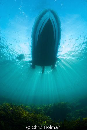 Boat, Sunrays and fish School
A nice day off Perth, look... by Chris Holman 