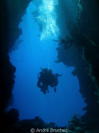 Mike dans un passage à Shagra by André Bruchez 