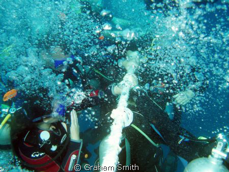 Many bubbles on the mooring line coming up from the ElMin... by Graham Smith 