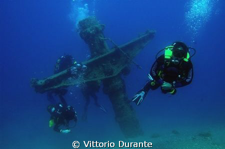 Divers on the wreck of "Laura C" by Vittorio Durante 