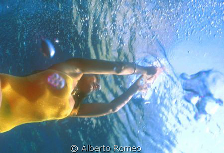 Girl swiming .
Nikonos+15mm+ Ikelite strobe by Alberto Romeo 