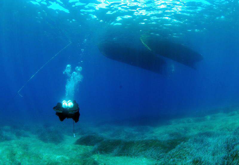 Diver on his way back to the boat by Andy Kutsch 