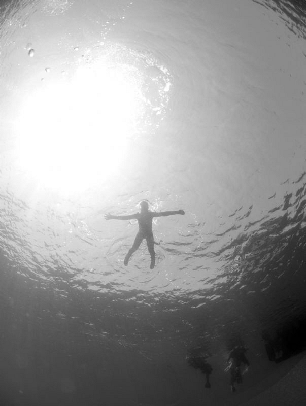 serge waiting at the surface for divers to return by Andy Kutsch 