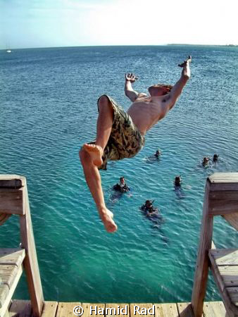 My buddy Simon doing a backflip from the Utila Dive Cente... by Hamid Rad 