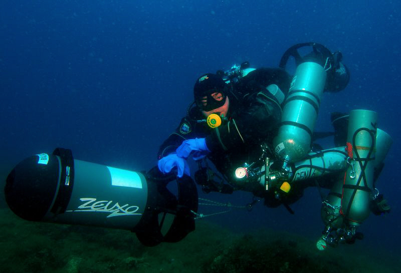 Tec Diver on his way back fully loaded. by Andy Kutsch 