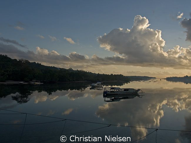 Early morning exercise before diving.
Shot on hanging br... by Christian Nielsen 