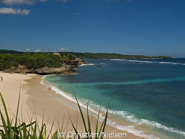 Dream Beach, Lembongan
Sitting in darkness and rain in D... by Christian Nielsen 