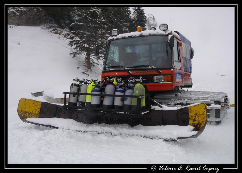 The way of carrying the tanks in Switzerland ! :-) by Raoul Caprez 